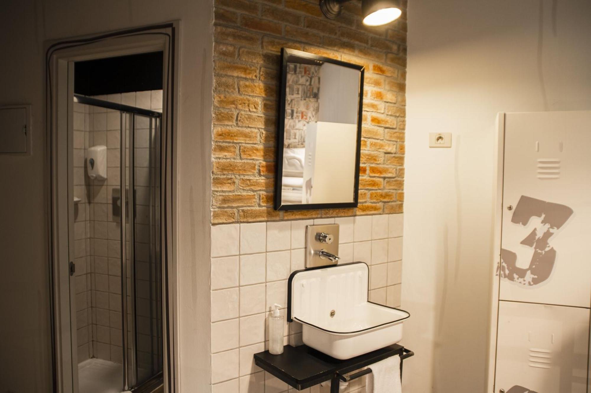 Einzelbett im 4-Bett-Schlafsaal mit Privatbad